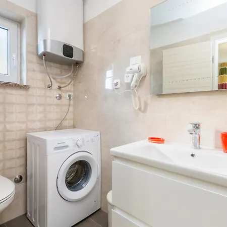 Alojzija - Srednji First Floor - Mpolo Apartment